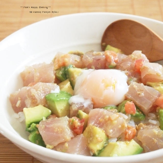 食宣伝com.　塩トマトのマグロとアボカドの温玉丼