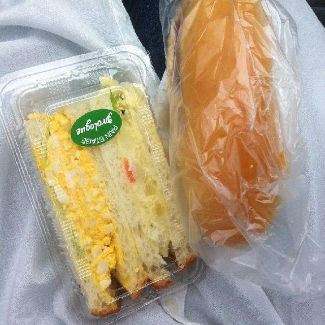 パン屋さんの玉子＆ポテトサンドイッチで朝ごはん