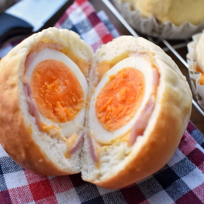 ゆで卵が丸ごと入っている丸パンの断面