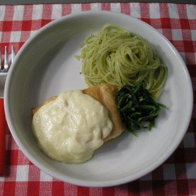 秋鮭のソテーとバジルのパスタ