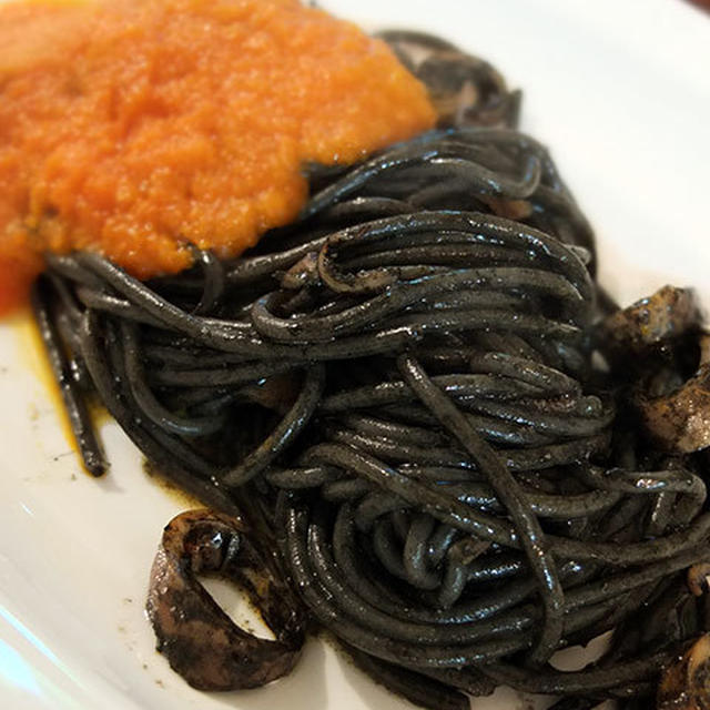 イカスミパスタ・黄色トマトソース