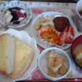 今日は腰が痛いです。座り仕事してます。お客さんが来て立つ時に、お婆さんになります（泣）
