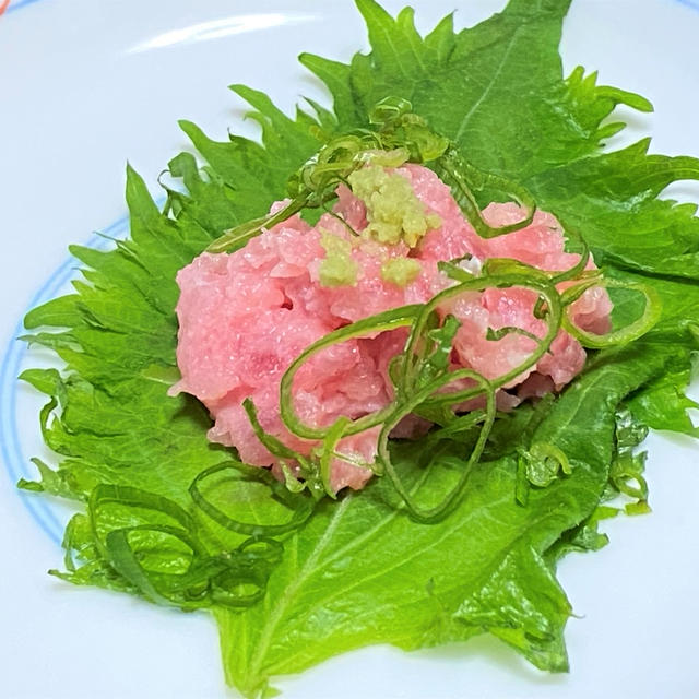 薬膳ってなぁに？今日は仕事運アップの刺身がラッキー、マグロのたたきのネギと大葉添えで薬膳！