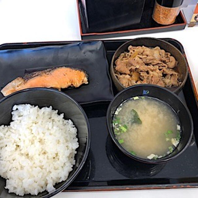 朝めしに吉野家の牛鮭定食