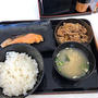 朝めしに吉野家の牛鮭定食