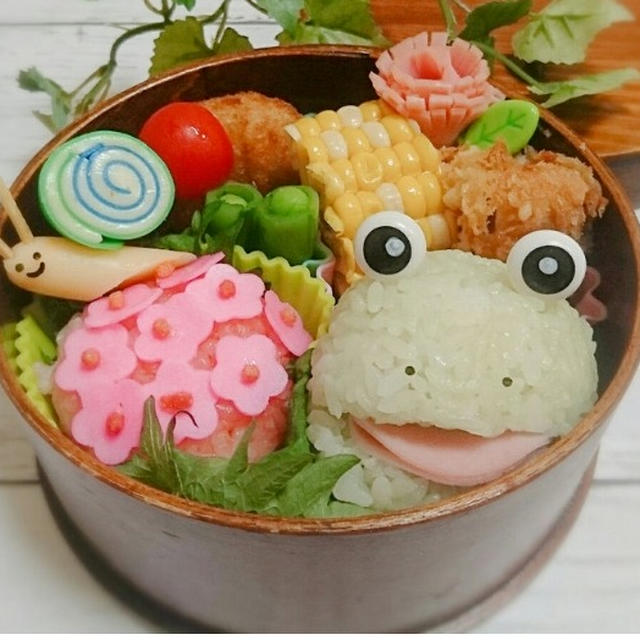 紫陽花おにぎりとカエルさんおにぎりで梅雨弁当〖 デコ弁〗   #平日お昼ご飯はお弁当or外食