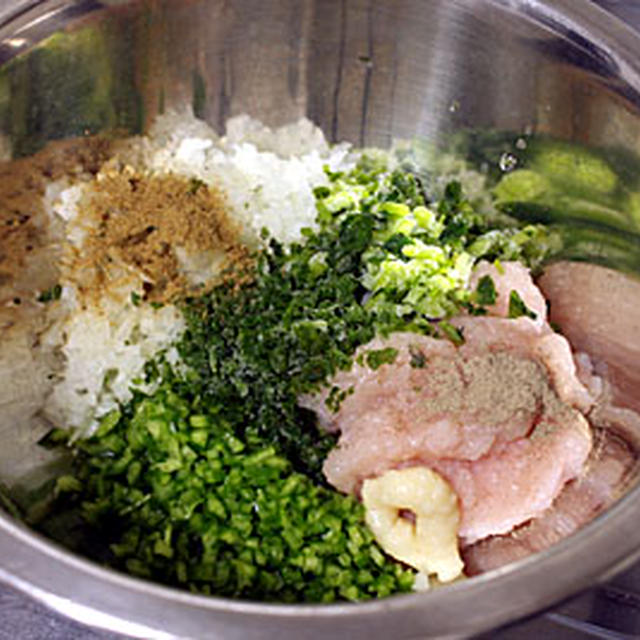 鶏ムネ肉で無国籍な鶏団子