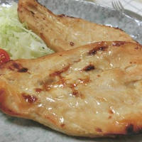材料3つ☆　えっ、西京焼き!?　鶏むねの八方だしヨーグルト漬け焼き