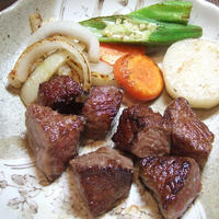 にんにくサイコロステーキ　たれは味噌だれで・・・。