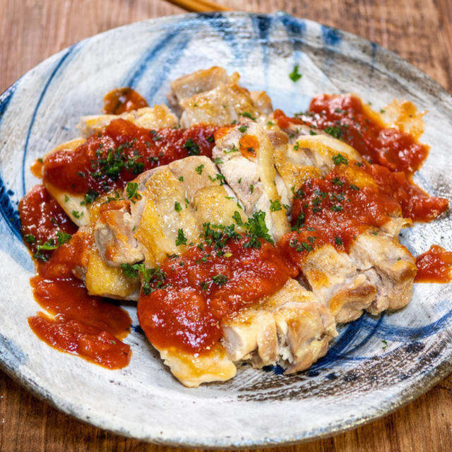 定番の「チキンソテートマトソースかけ」&カップ麺の「サッポロ一番醤油味」