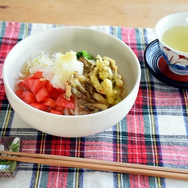 舞茸天ぷらとトマトの冷たいおろしうどん