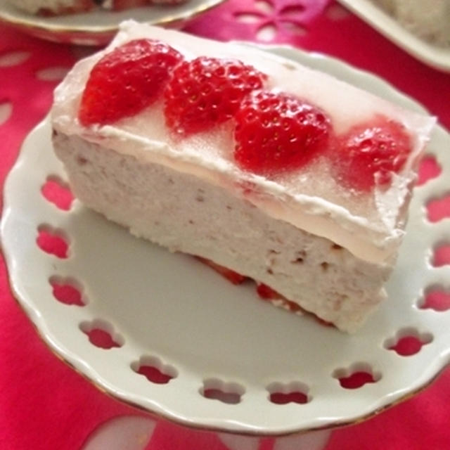 お買い得生クリームでイチゴのムースとシュークリーム