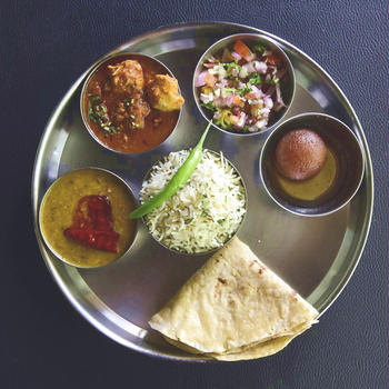【現地でのご指導】インド式のお食事は食べ方もまた面白い。