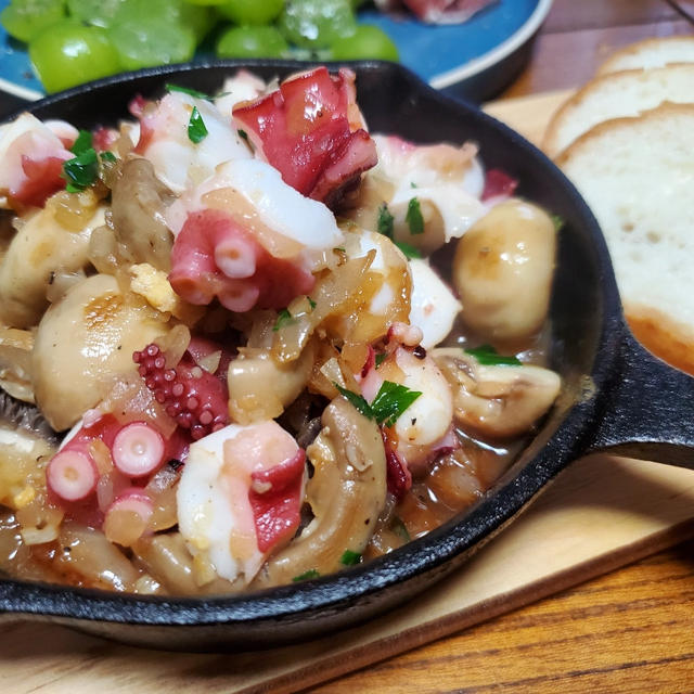 タコとマッシュルームのガーリックバターで晩酌！