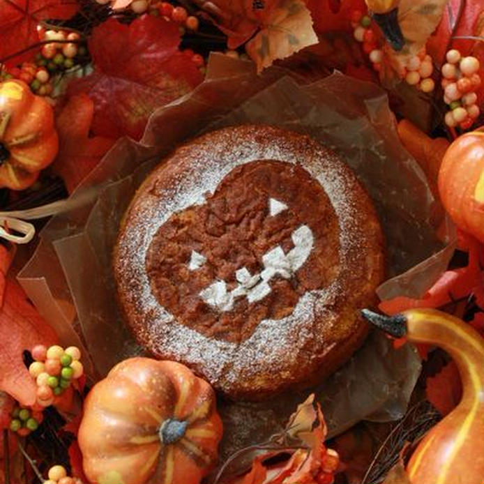 ジャックオーランタンが描かれたかぼちゃとにんじんのケーキ