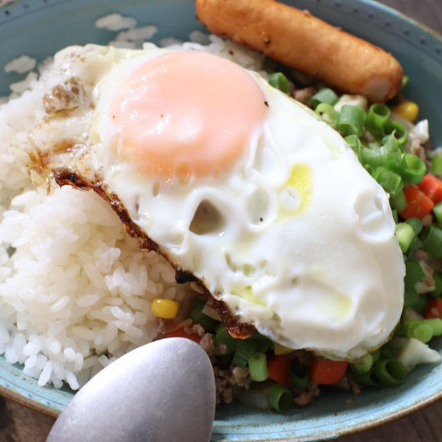 今日も変わらずワンオペです。ということで夕ご飯は丼で楽しました！