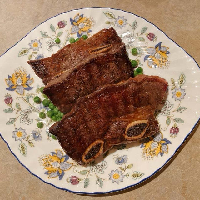 ビーフ骨付きバラ肉を焼く