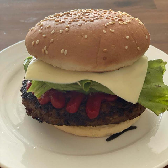 肉がはみ出たハンバーガー!!