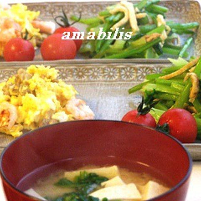 スクランブルエッグと野菜の定食