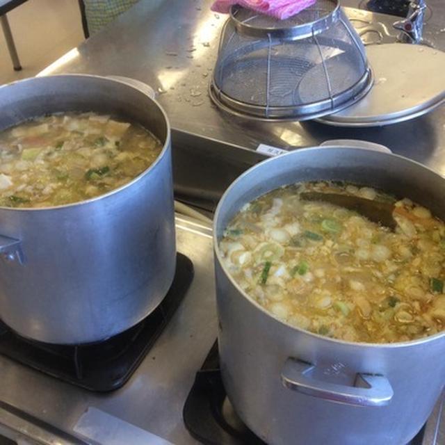 美味しいこだわりの豚汁３００人分を、調理室で、２時間以内に、みんなで作るときのポイント１３