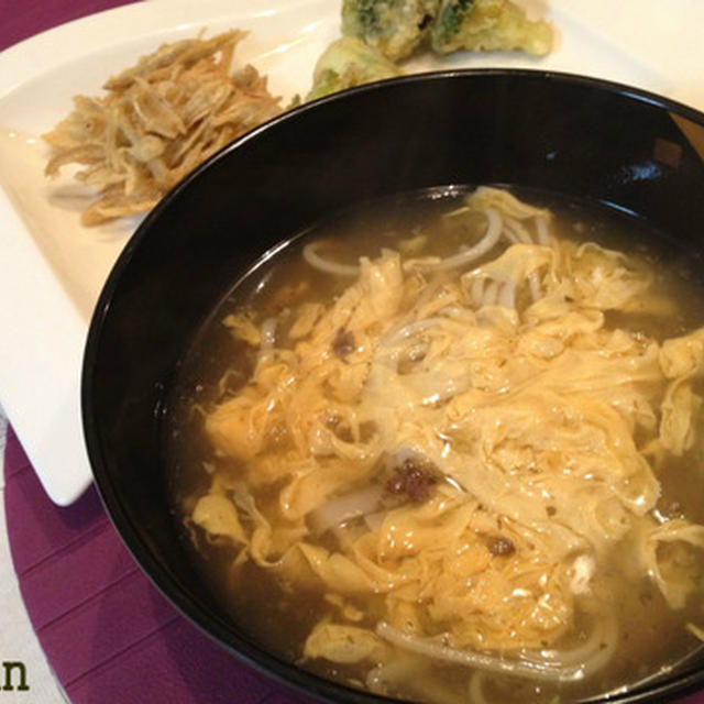 「しそ梅風味のあんかけうどん」に「博多　蕾菜の天ぷら」。