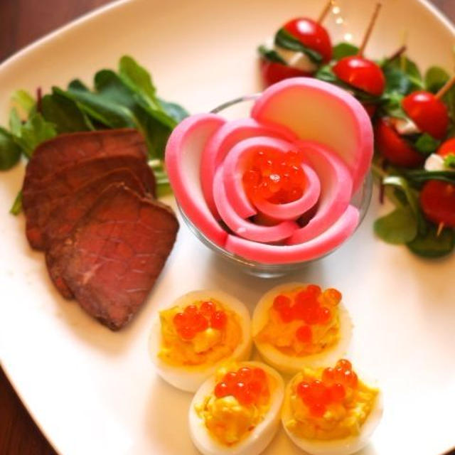 かまぼこをお花みたいに飾り付けると華やかに見える