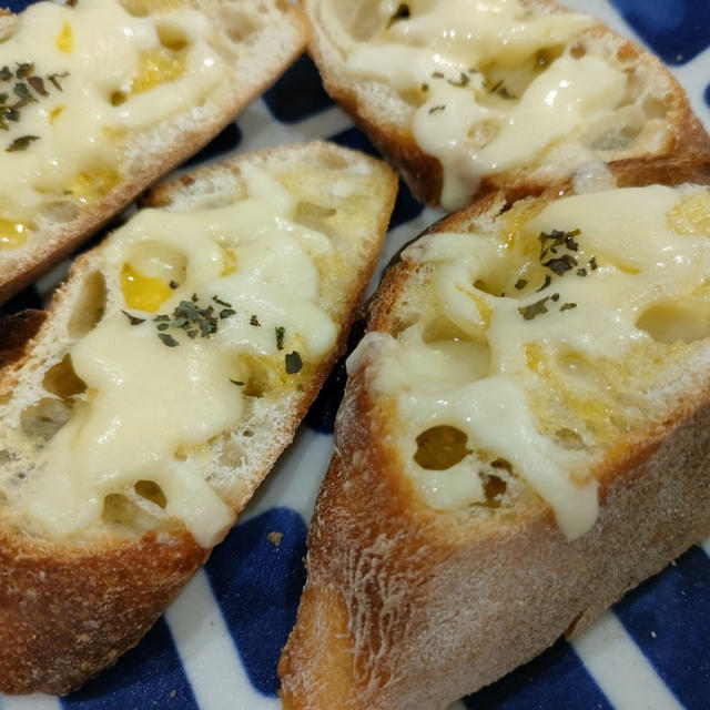 明日は就職面接３連発！！娘がガーリックトースト作ってくれました♪