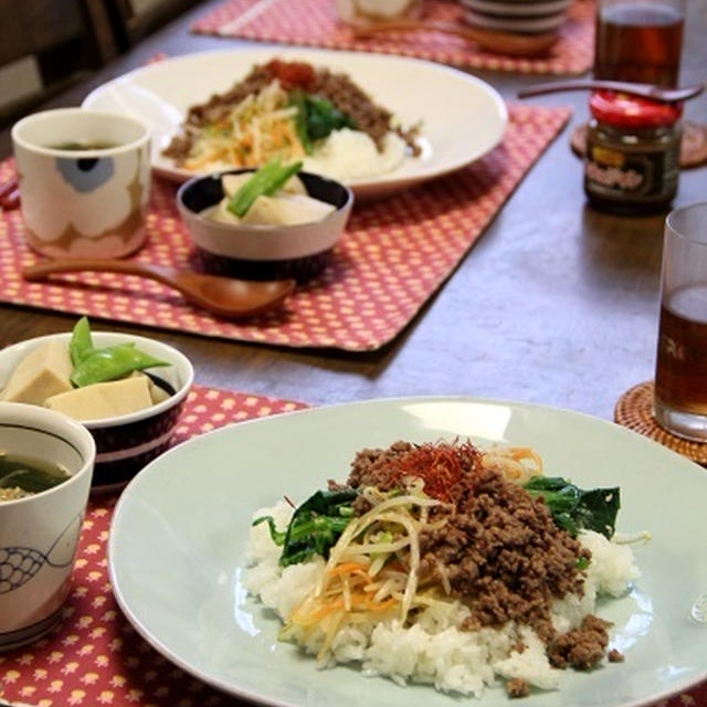 牛ひき肉ビビンバ丼 と 高野豆腐の煮物。