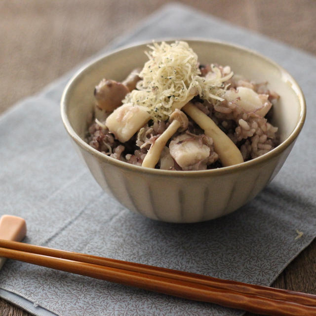 色のコントラストがおもしろい！　ちりめんじゃこと長芋の黒米入りご飯