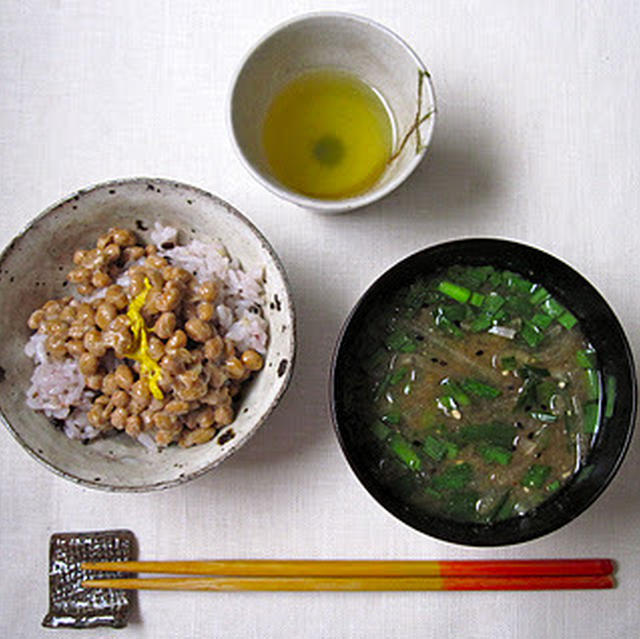 ニラのお味噌汁の朝食