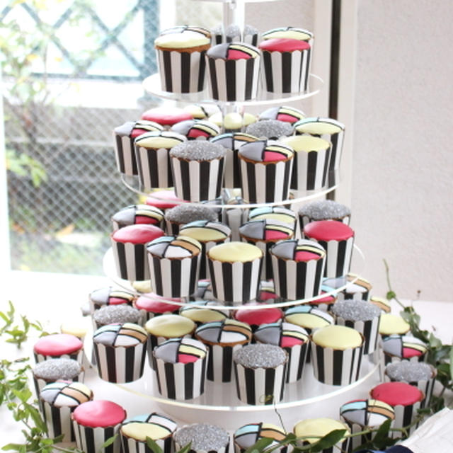 モンドリアン柄のカップケーキタワー By Kasumiさん レシピブログ 料理ブログのレシピ満載