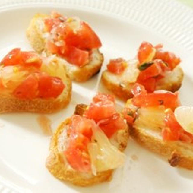 蜂蜜トマトとグレープフルーツのタルティーヌ、ホタルイカと芽キャベツの一口ピッツァ風