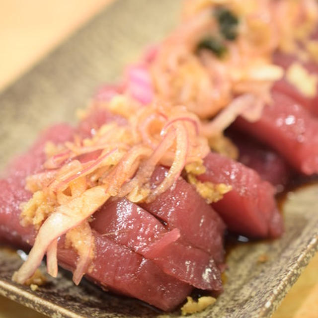 夕方７時３０分過ぎると一気に安くなって買ってしまう。紫玉ねぎかけカツオ｜初心忘れるべからず８周年