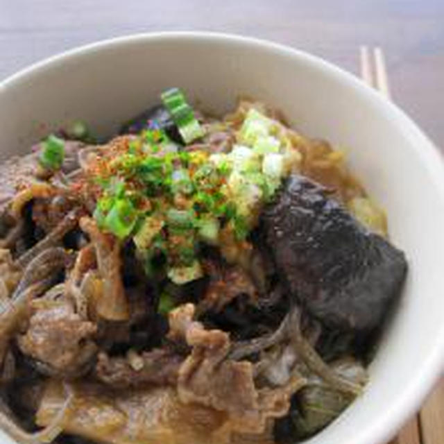 ピリ辛すき焼き丼。