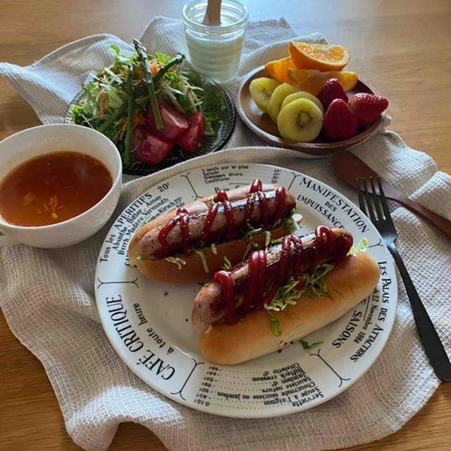 今は今で…ちょっと贅沢ホットドッグ朝ごはん。