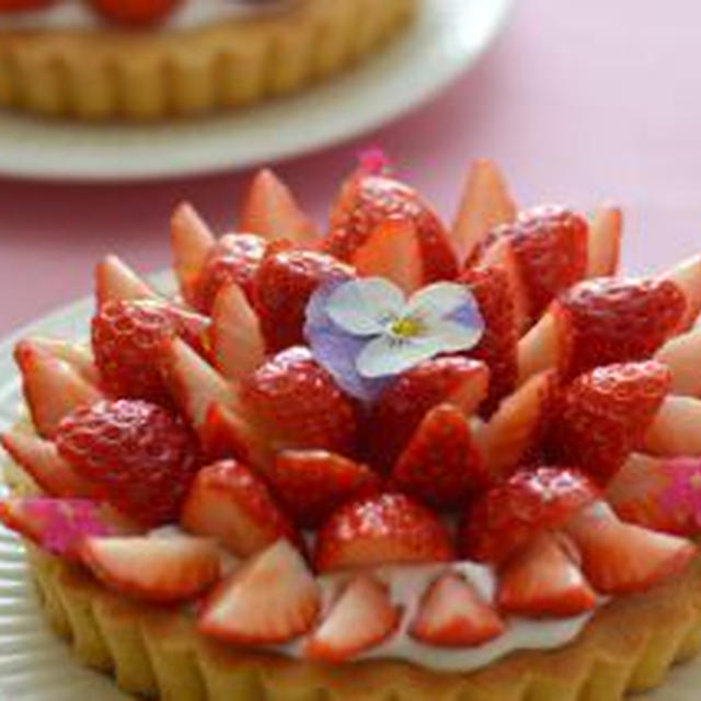 いちごのタルト。カッテージスフレチーズケーキ。（食用花トッピング）