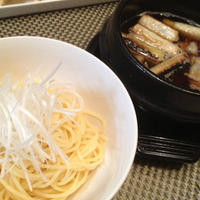 鴨南風に 「豚バラと焼きネギのつけスパゲティ」。