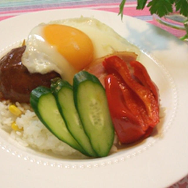 煮こみハンバーグの残りで。。。美味しいロコモコ風♪