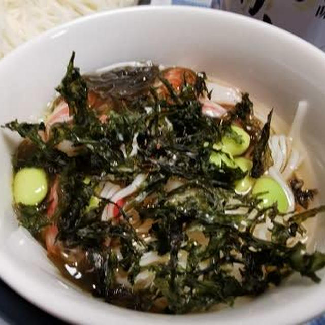 余ったもずくと枝豆とカニカマの三杯酢でぶっかけそうめん