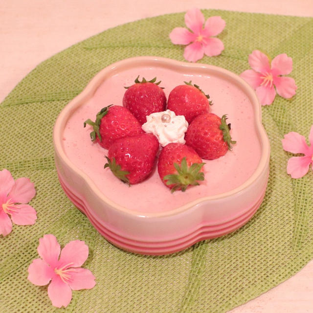 簡単ふんわりストロベリームース～春のお花を楽しみながら
