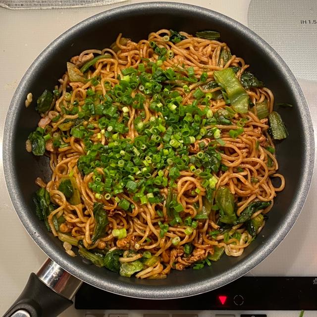 いつもならキャベツで作る焼きそばを、レタスで作ってみた結果
