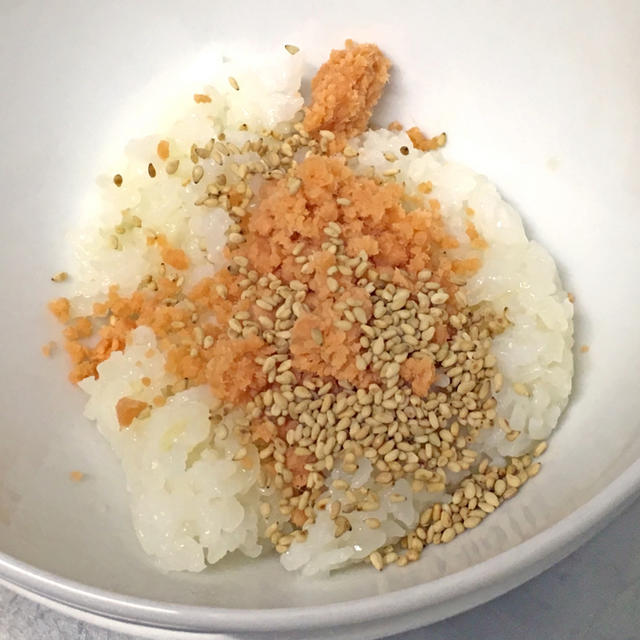 鮭フレークで簡単「オイルおにぎり」作り！冷凍ご飯にもオススメ