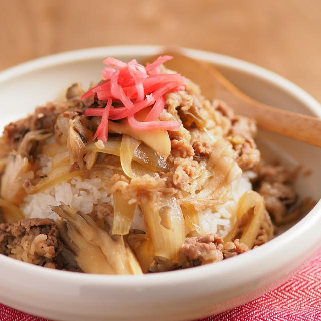 牛こま肉とマイタケの牛丼、マイタケ効果で牛こま肉が柔らかくなります。