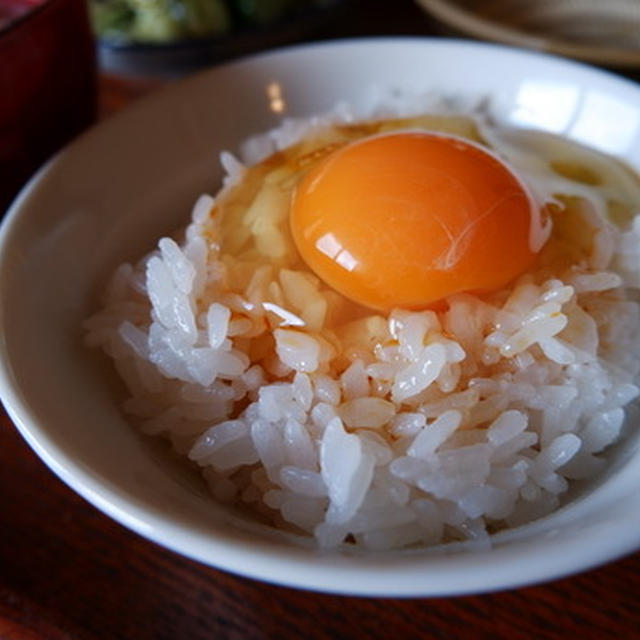 東京・府中市の｢長生たまご館｣で卵選びをする。