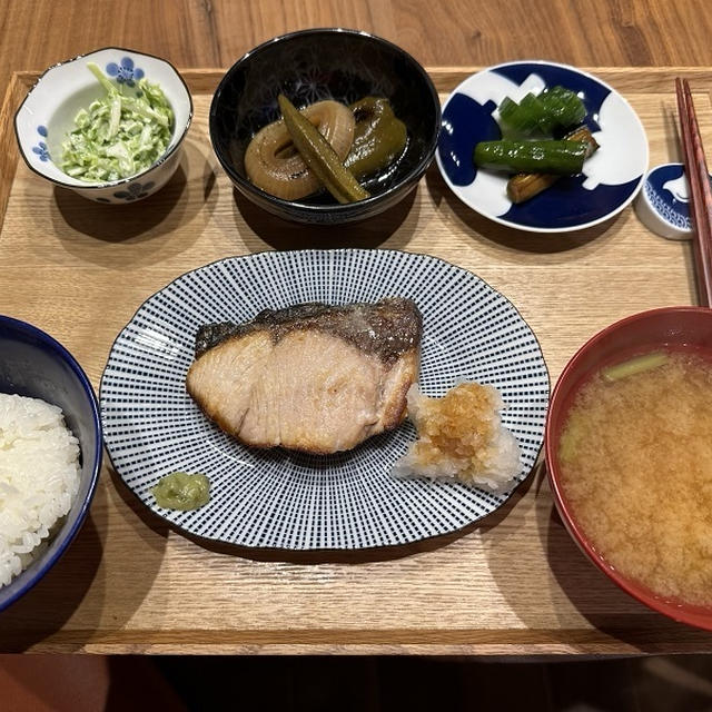 【献立】ブリの塩焼き、コールスロー、野菜の焼き浸し、きゅうりの米麹漬け、きゅうりのニンニク醤油漬け、カブのお味噌汁
