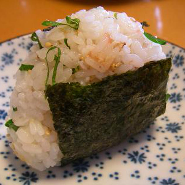 いくらでもいけちゃう　梅しそごまおかかごはん
