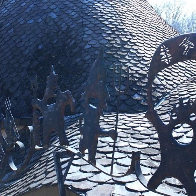 トーベヤンソンあけぼの子どもの森公園の屋根にかわいいおに？たち