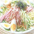 ひんやりサラダで食欲増進！冷やしラーメンりんごのほっぺで香味野菜のラーメンサラダ。