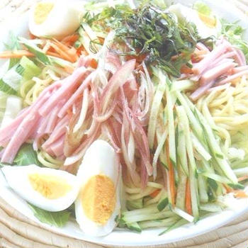 ひんやりサラダで食欲増進！冷やしラーメンりんごのほっぺで香味野菜のラーメンサラダ。
