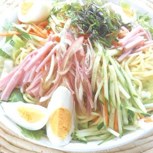 ひんやりサラダで食欲増進！冷やしラーメンりんごのほっぺで香味野菜のラーメンサラダ。